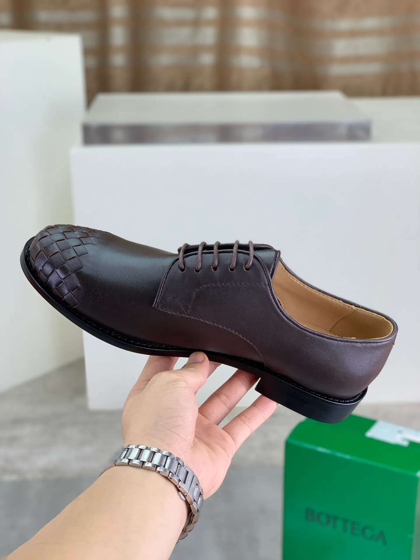 Factory price P860💰Top quality (genuine leather outsole series)💎💎💎 BOTTEGA VENETA official website synchronizes the latest model, top version of the highest version of BV business leather shoes in the market, accept material comparison, shoe type comparison, process comparison, practical and textured, versatile and suitable for any occasion, the more you look at it, the more flavorful it becomes. Pure hand-woven craftsmanship - upper material, imported original hand-woven calfskin - high-quality water-dyed cowhide inside - original private model customized handmade leather outsole -Size: female 35-39 (34 40 customized) male 39-44 (38 45 customized) Comes with original BV green box, complete packaging.